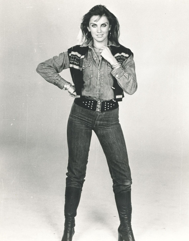 Caroline_Munro_c02