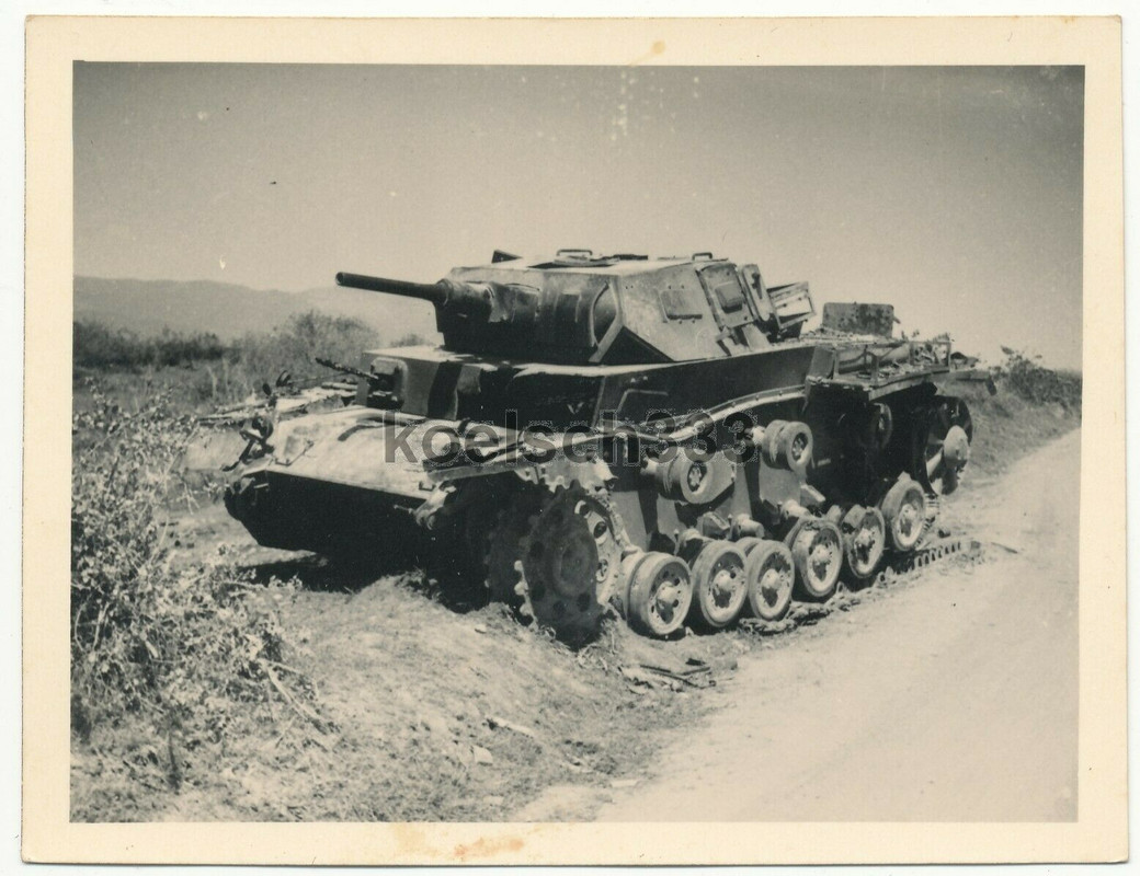 Foto Panzer III Kampfwagen Wrack nach schweren Kämpfen in Griech