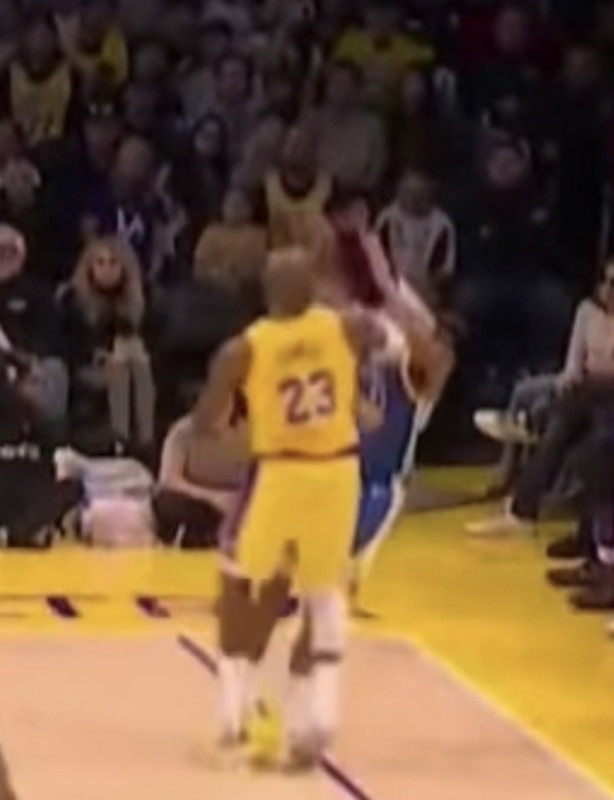 [花邊] 嘴綠第4節巴頭范德彪又肘擊AR引發小場面 - 美國職籃 - PTT.BEST 批踢踢爆文 2