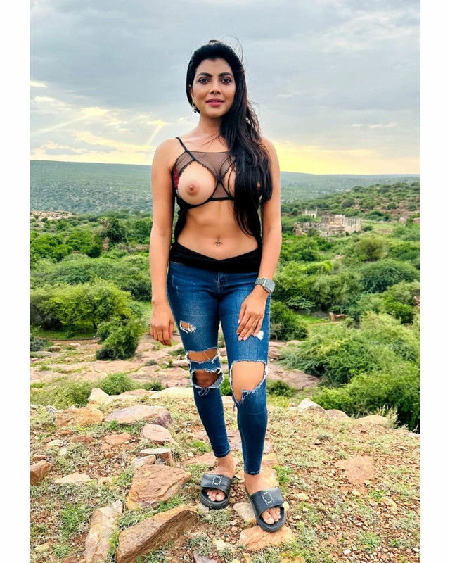 Lahari Shari nude outdoor