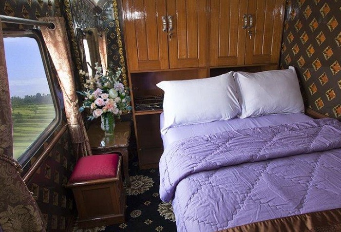 Fasilitas kamar tidur di Kereta Wisata Nusantara yang berkapasitas untuk 2 orang dengan fasilitas kaca rias, lampu tidur hingga westafel.