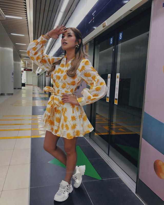 Gaya 8 seleb Tanah Air saat jajal MRT Jakarta, simpel hingga cetar