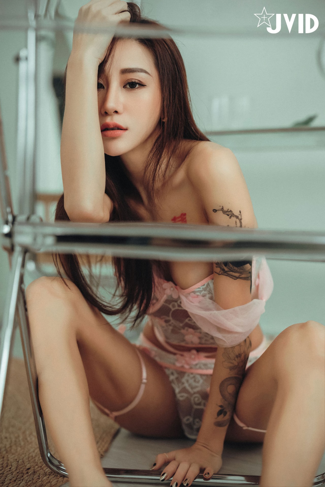 jvid写真雙囍《我の美乳室友》，沙发边的，性感与活力插图9