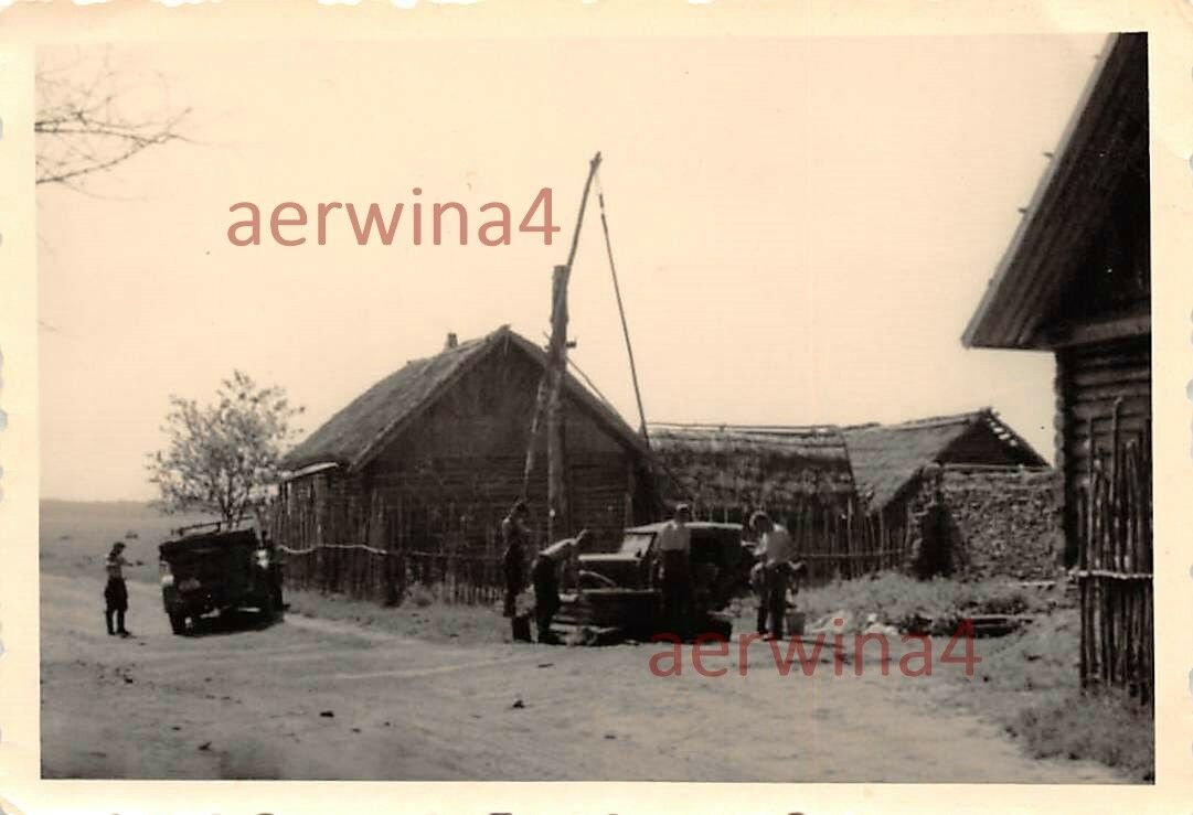 Deutsche Soldaten mit Kübelwagen am Brunnen Ostfront