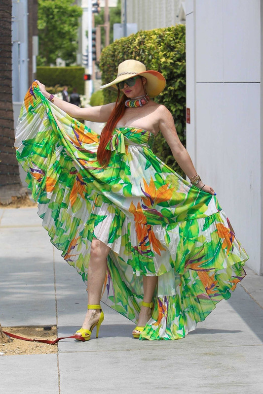 Phoebe-Price-Upskirt-110