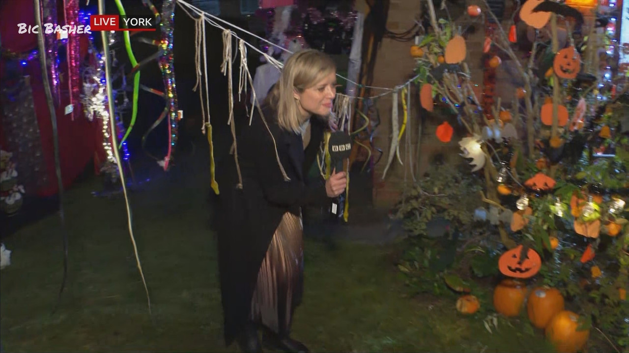 10.30 - 11.15.00 - Homes Under the Hammer  ᴺᵉʷ. S27 Colour Clash! Jac....ts_snapshot_23.37.795
