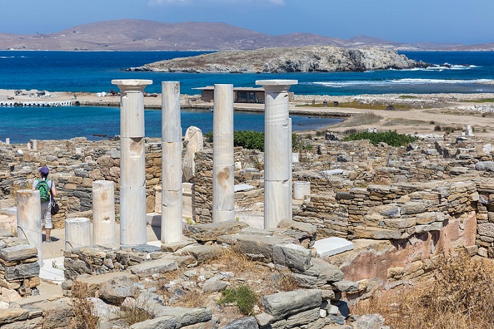Pulau Delos adalah salah satu situs mitologi, sejarah, dan arkeologi terpenting di seluruh Yunani.