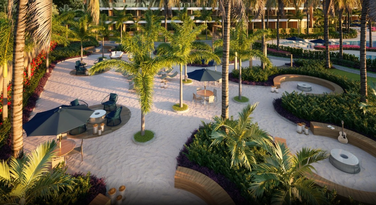 Área de convivência com espreguiçadeiras e paisagismo tropical