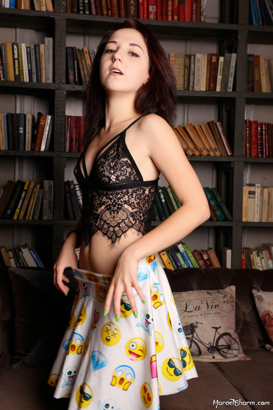 MarvelCharm_Ariana-Emoji-Dress-049