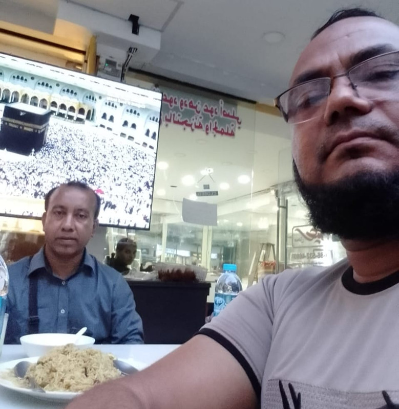 ব্যাংককের একটি রেষ্টুরেন্টে ইফতারের আগ মুহুর্তে অভিযুক্ত ফারুক ও ভুক্তভোগী ব্যবসায়ী