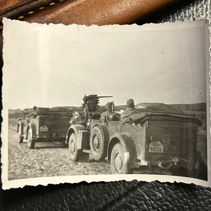 Foto Wk2 Front Wehrmacht Fahrzeug Pkw Geschütz Flak Soldaten Kampf (1)