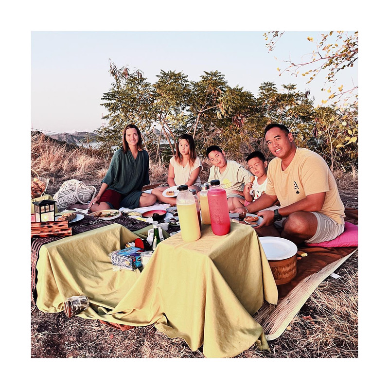 Potret momen seru keluarga Nia Ramdhani saat liburan, sambangi Labuan Bajo hingga Pulau Bali.
