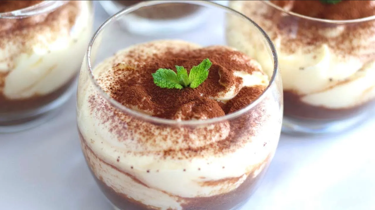 Dale la bienvenida al otoño con este postre sin horno, tiramisú de coco