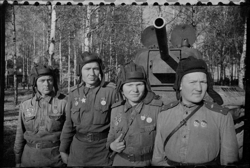 Танковый экипаж лейтенанта Павлова В.П. (справа), механик водитель Фильманов И.С., башенный стрелок 