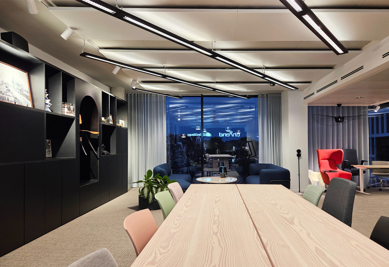Showroom und Lounge im Projekt The Loop mit Lichtplanung von Studio De Schutter