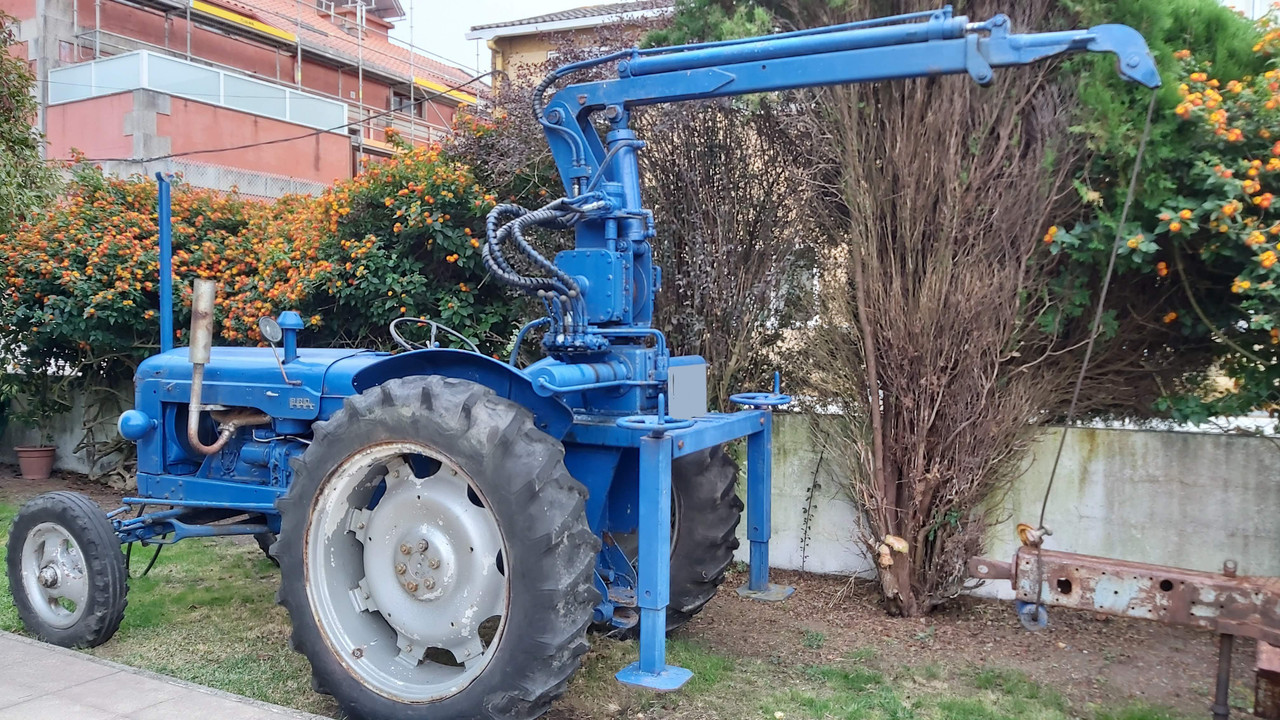 [Ebro 48]  Tractor con grúa 20200904-201128