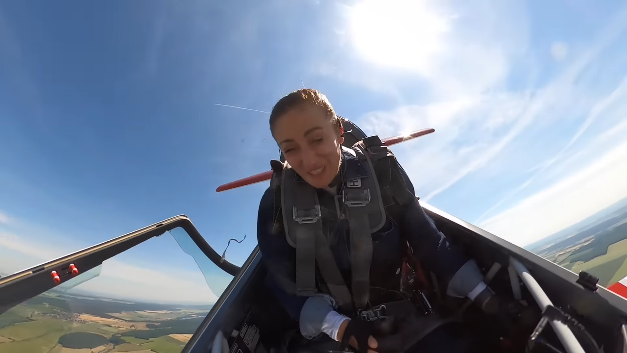 Se le Rompe la Cubierta del Avión en Pleno Vuelo y casi Acaba Mal