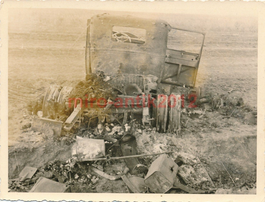 Foto, Blick auf zerstörte russische Lkw,- 1941,