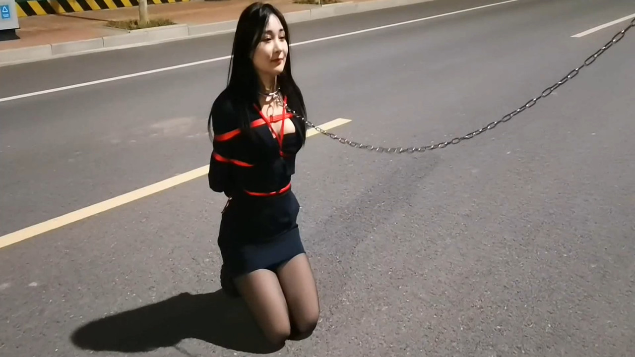 一绳所爱 看见公交站美女随地丢垃圾，果断绑起来.mp4_20220420_130402.523