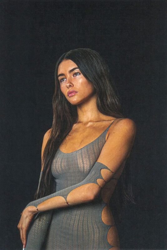 [Image: Madison-Beer-Stunning-Body-9-scaled-thef...8x1149.jpg]