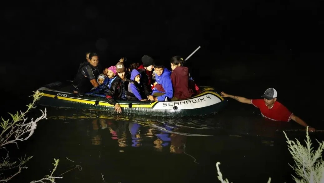 Coyotes usan TikTok para llevar migrantes a Estados Unidos