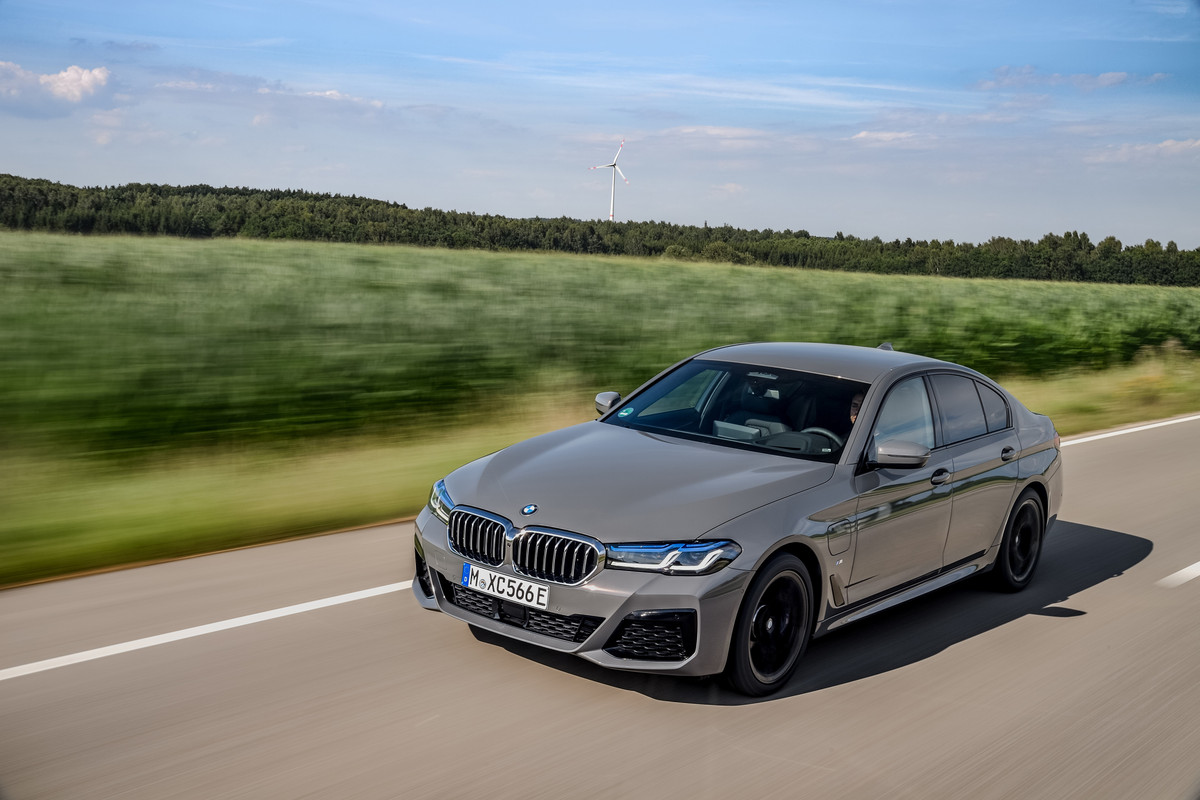 P90395462_highRes_the-new-bmw-545e-xdr