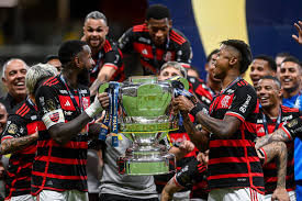 Time do Flamengo comemorando título