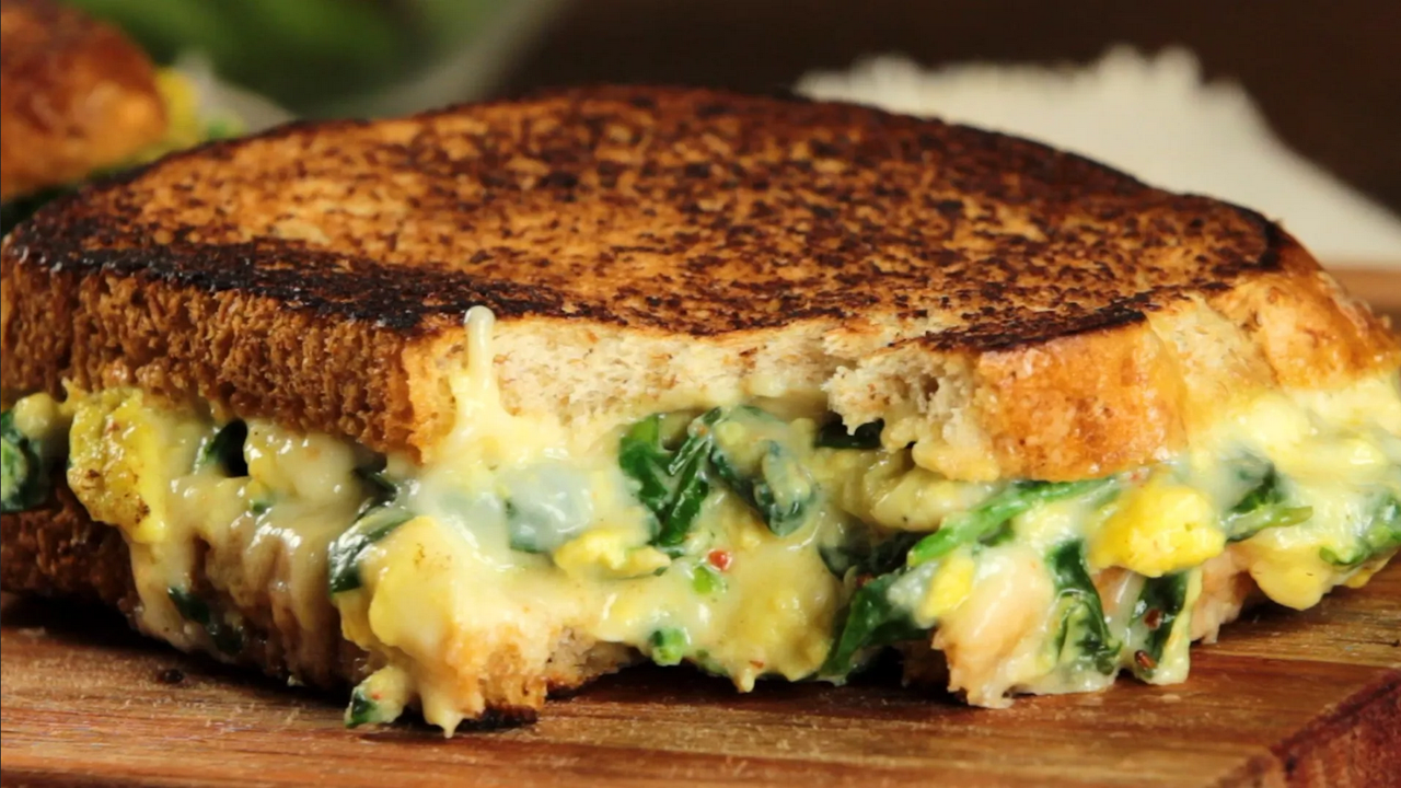 Haz este sándwich de espinacas con huevo para el desayuno