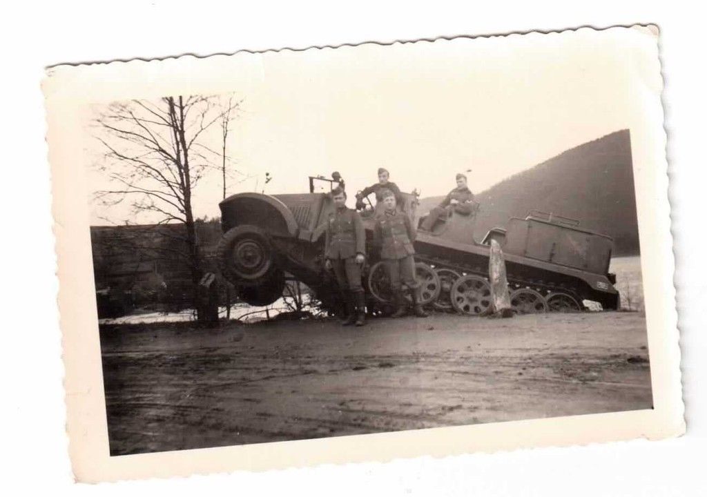 Foto 2.WK Soldaten mit Halbkette KFZ im Gelände