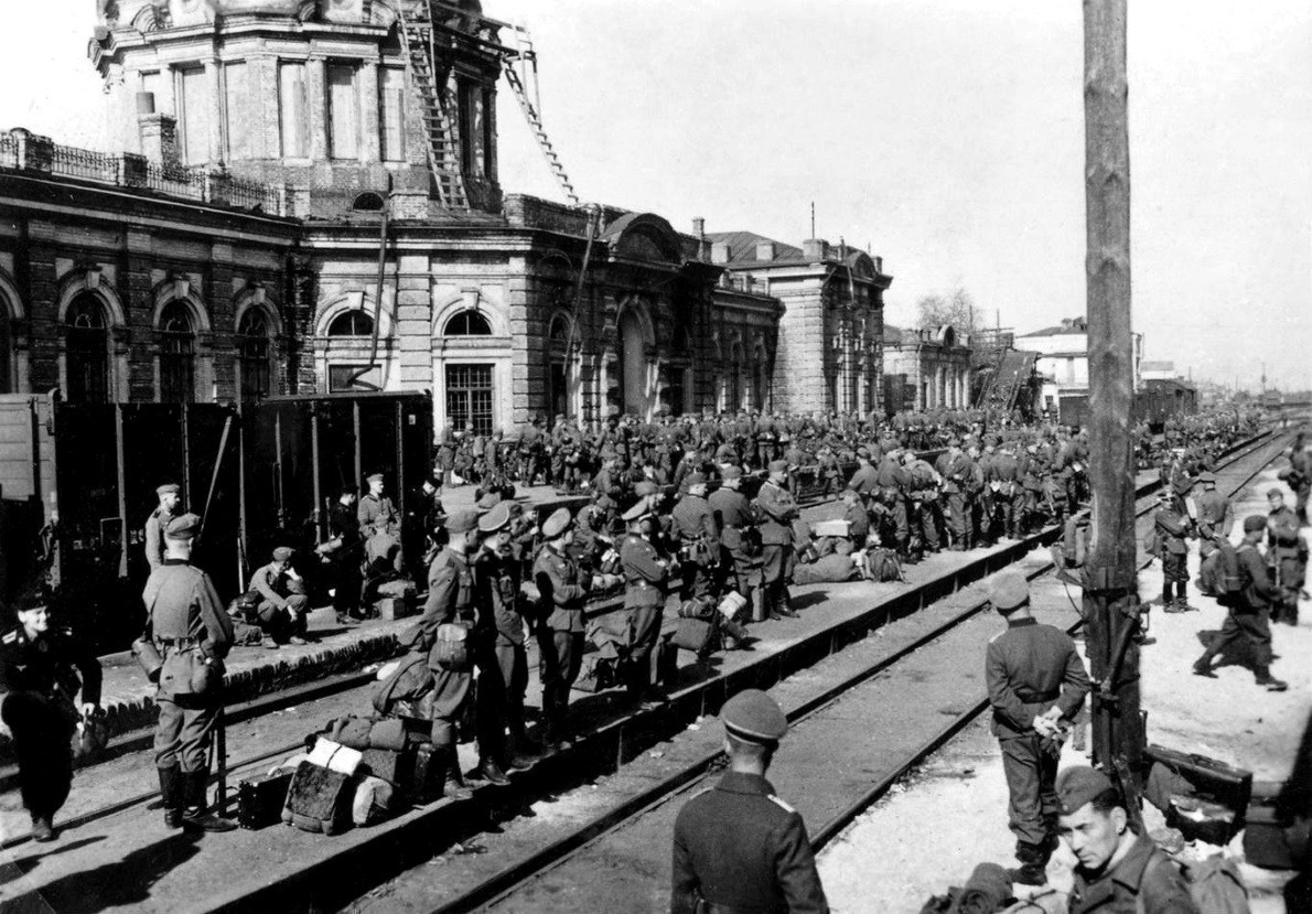 Tropas alemanas en la estación de Vorozhba, Ucrania, esperando a ser derivados a sus destinos en el frente