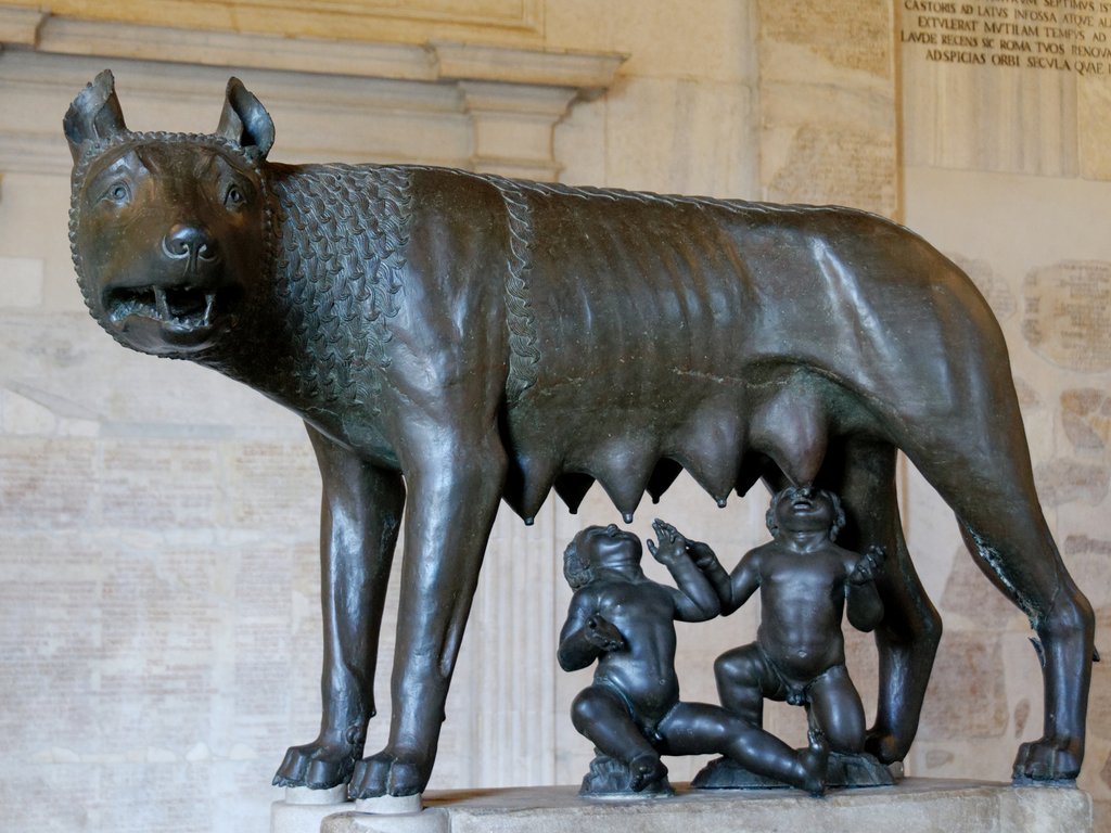 Denario Anónimo. Roma buscando augurios a través del vuelo de aves. Roma. Capitoline-she-wolf-Musei-Capitolini-MC1181