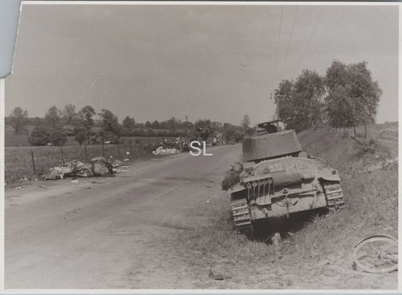 Foto Armee Nachr Rgt 521 Kriegsstraße Panzer Rumigny Frankreich (MBF 91)