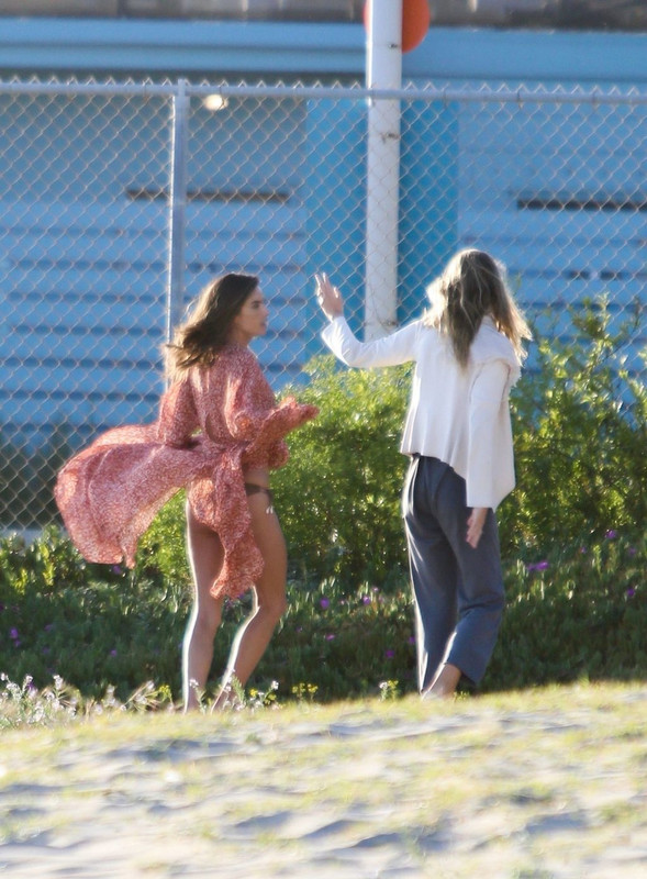 Alessandra-Ambrosio-Sexy-UpskirtStars.com-1-2-1024x1536 (47)