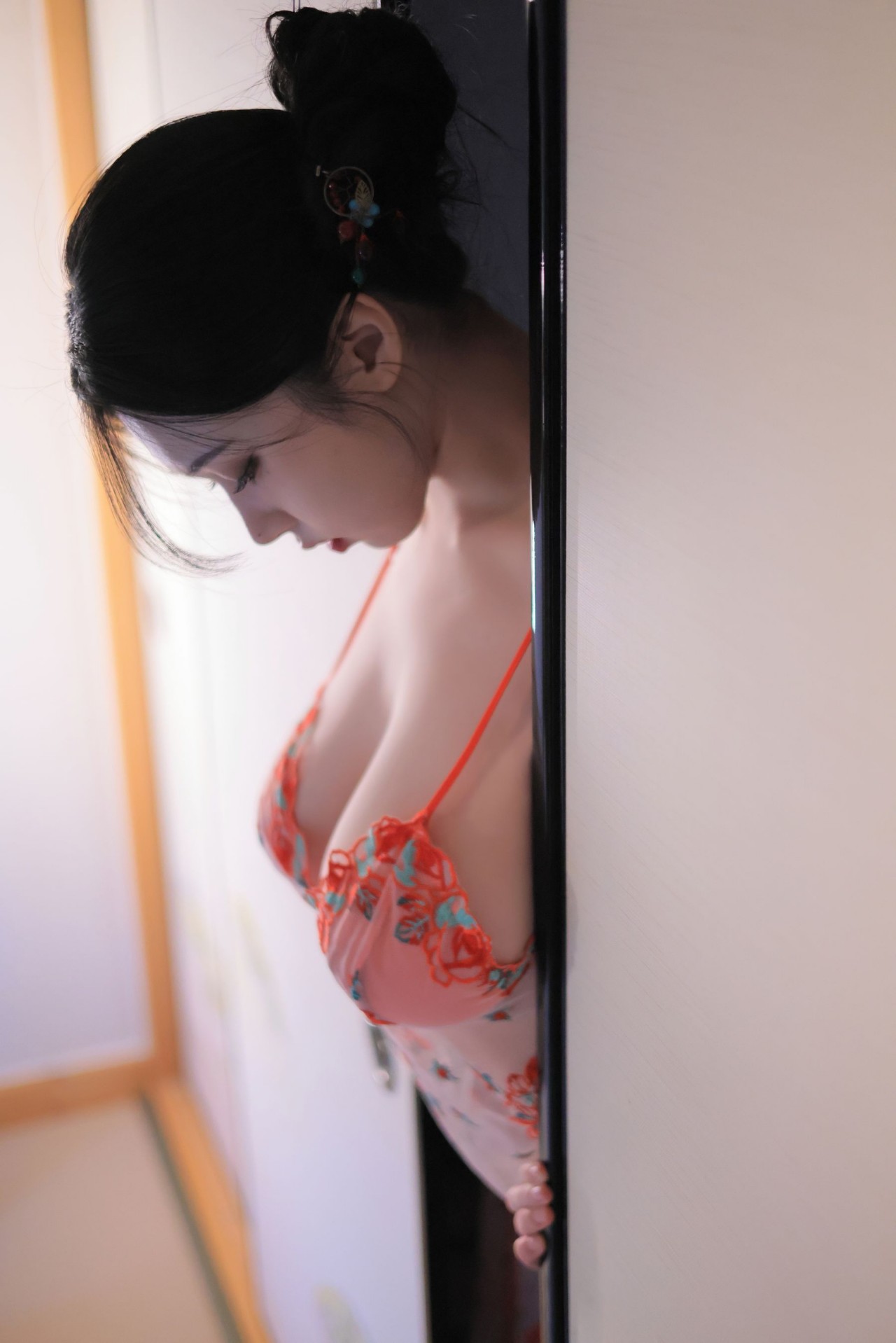 韩国 yeonwoo《粉色碎花睡衣》写真，性感与优雅，睡衣风美女插图7