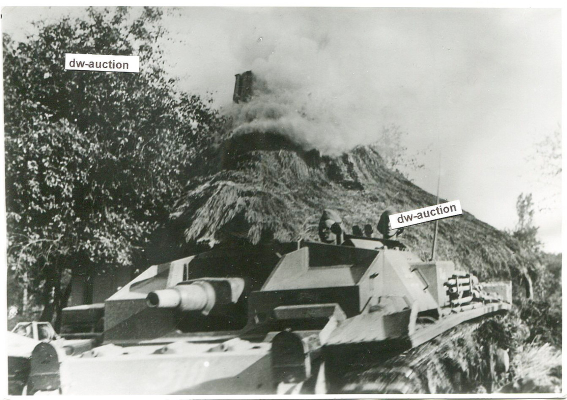 Sturmgeschütz mit Nummer 310 im Häuserkampf