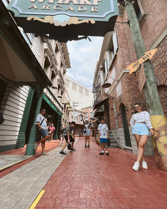 Potret kompak liburan seru ala keluarga Hesti Purwadinata dan Edo Borne saat di Singapura.