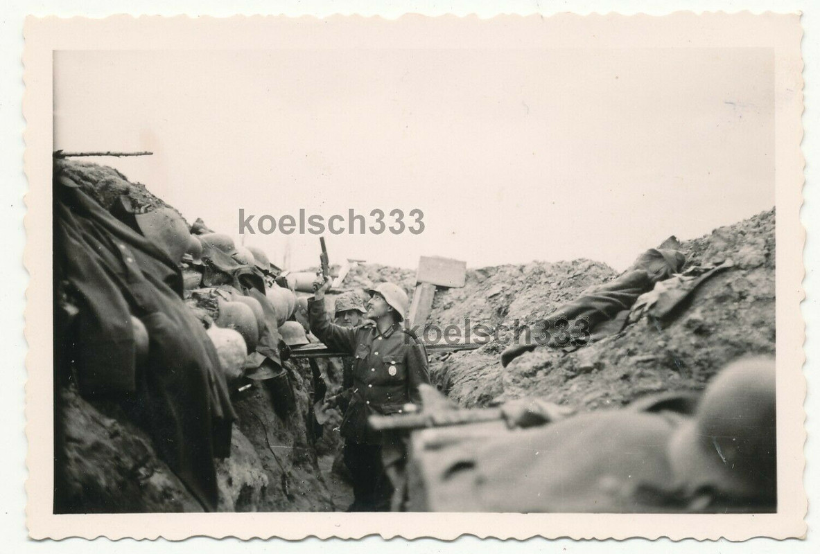Foto Landser schießt mit Leuchtpistole aus dem Schützengraben an