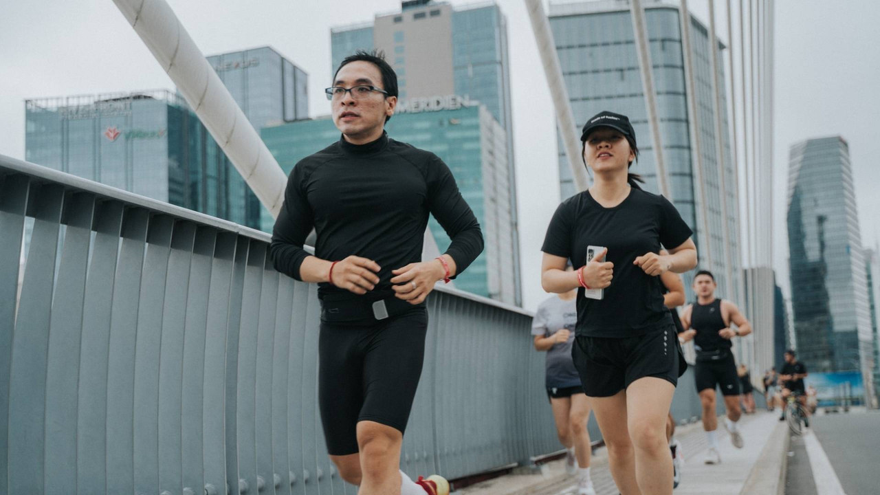 Cộng đồng chạy bộ Fox Run của Active Fox rèn luyện thể lực trên cầu Ba Son Quận 1 TP.HCM
