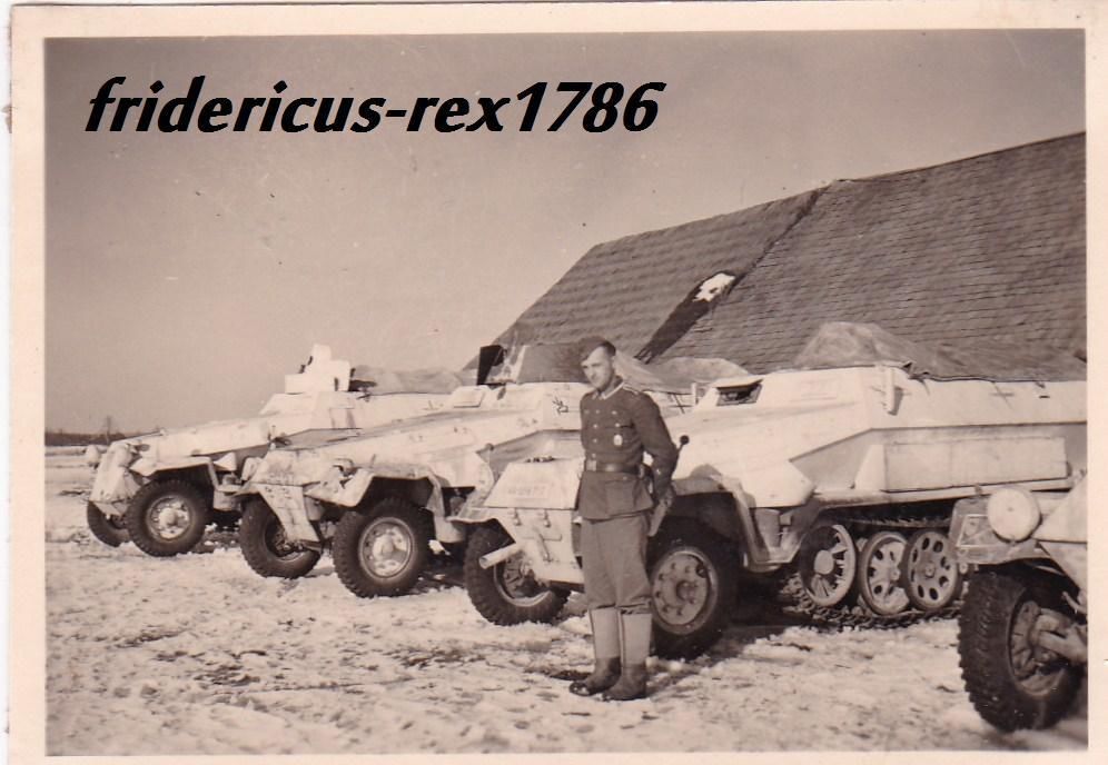 Foto 4x Sd.Kfz. 251Schützenpanzerwagen komp. wei