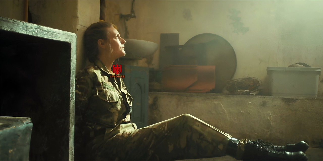 Romola Garai 10 - Vigil S02E04