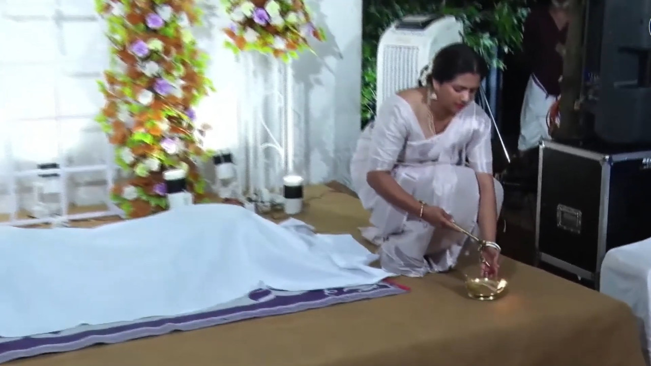 Hot fleshy Malayali aunty tummy foldand big ass in white saree.mp4_snapshot_00.36.043