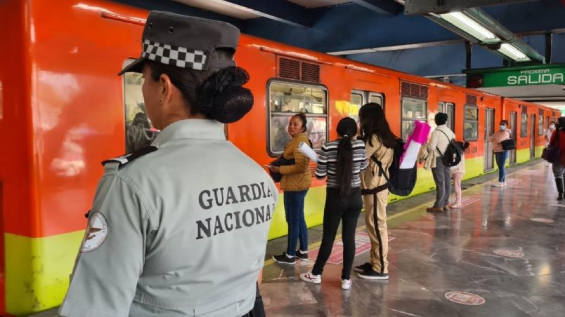 Militarización: AMLO defiende a GN en el Metro;