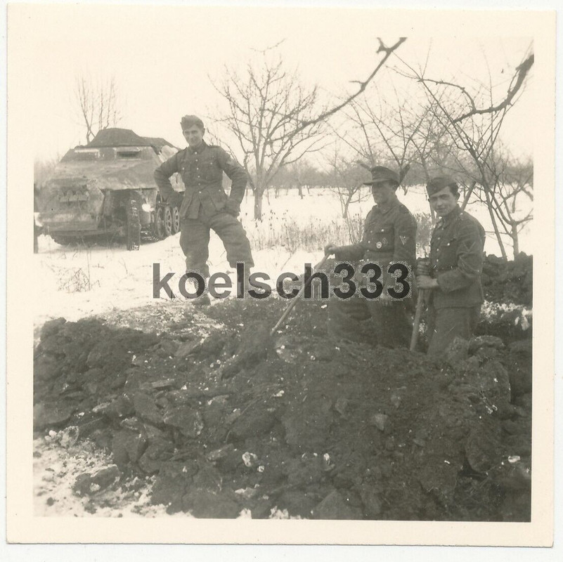 Foto Panzergrenadiere schanzen am Schützenpanzer in Schlesien Endkampf Jan. 1945