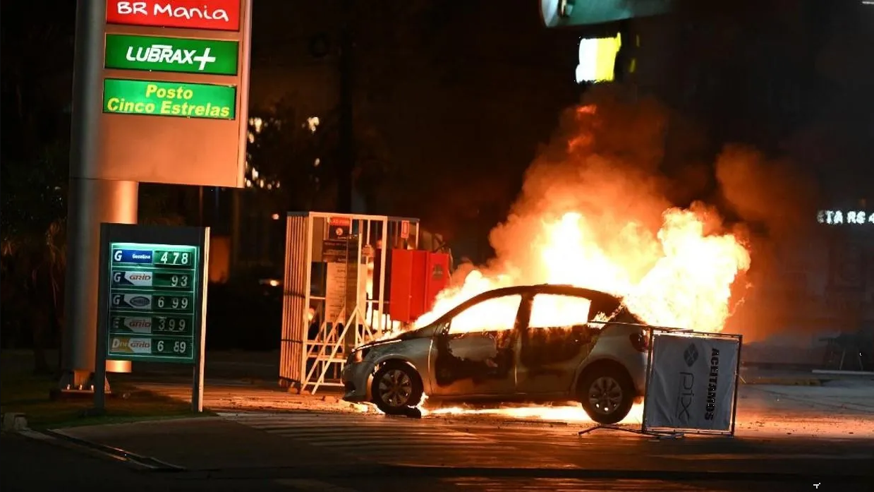Seguidores de Bolsonaro incendian vehículos en la capital de Brasil