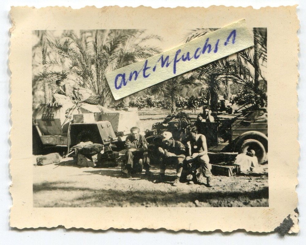 seltsamer Panzer-Wagen und VW-Kübel in Afrika be