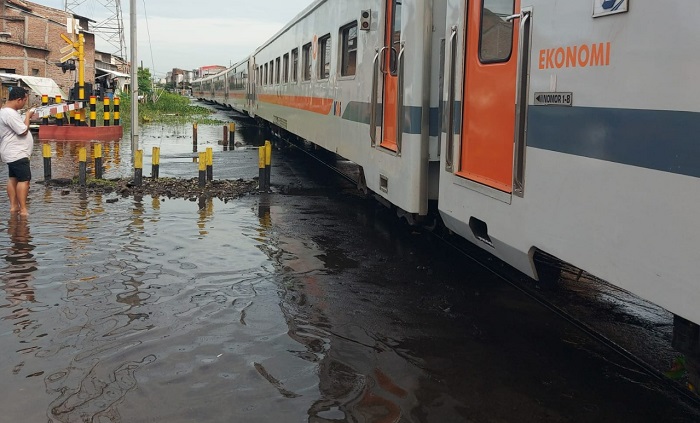 pada Senin (2/1/2023) pagi, KAI menyampaikan bahwa jalur kereta api di antara Stasiun Semarang Tawang - Alastua dan Kalibodri - Kaliwungu sudah dapat dilalui perjalanan kereta api dengan kecepatan terbatas yaitu 20 km per jam.