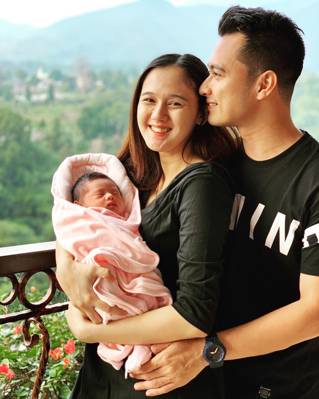 

Eza Gionino dan Meiza Aulia Coritha dan anak mereka