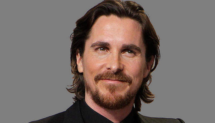 Cabelo castanho médio e penteado casual de Christian Bale  em 2024