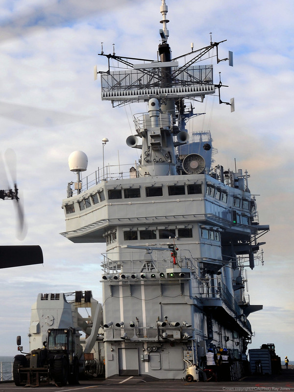 Ark Royal (R.07) вид на надстройку с ходовым мостиком