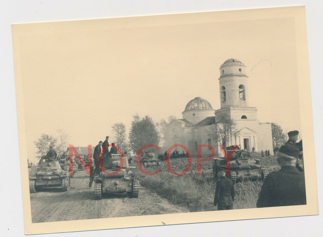 Foto WKII schwere Panzerabteilung im Einsatz бак Russland 44 Kirche tank